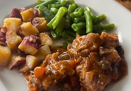 Beef Bourgogne, Beef Cubes in Red Wine Sauce, with Roasted Red Skin Potatoes & Green Beans - Individual Meal